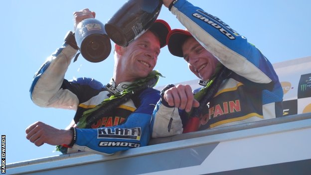 Isle of Man 2015: Anh em Birchall ăn ý, Hutchy đáp trả Anstey